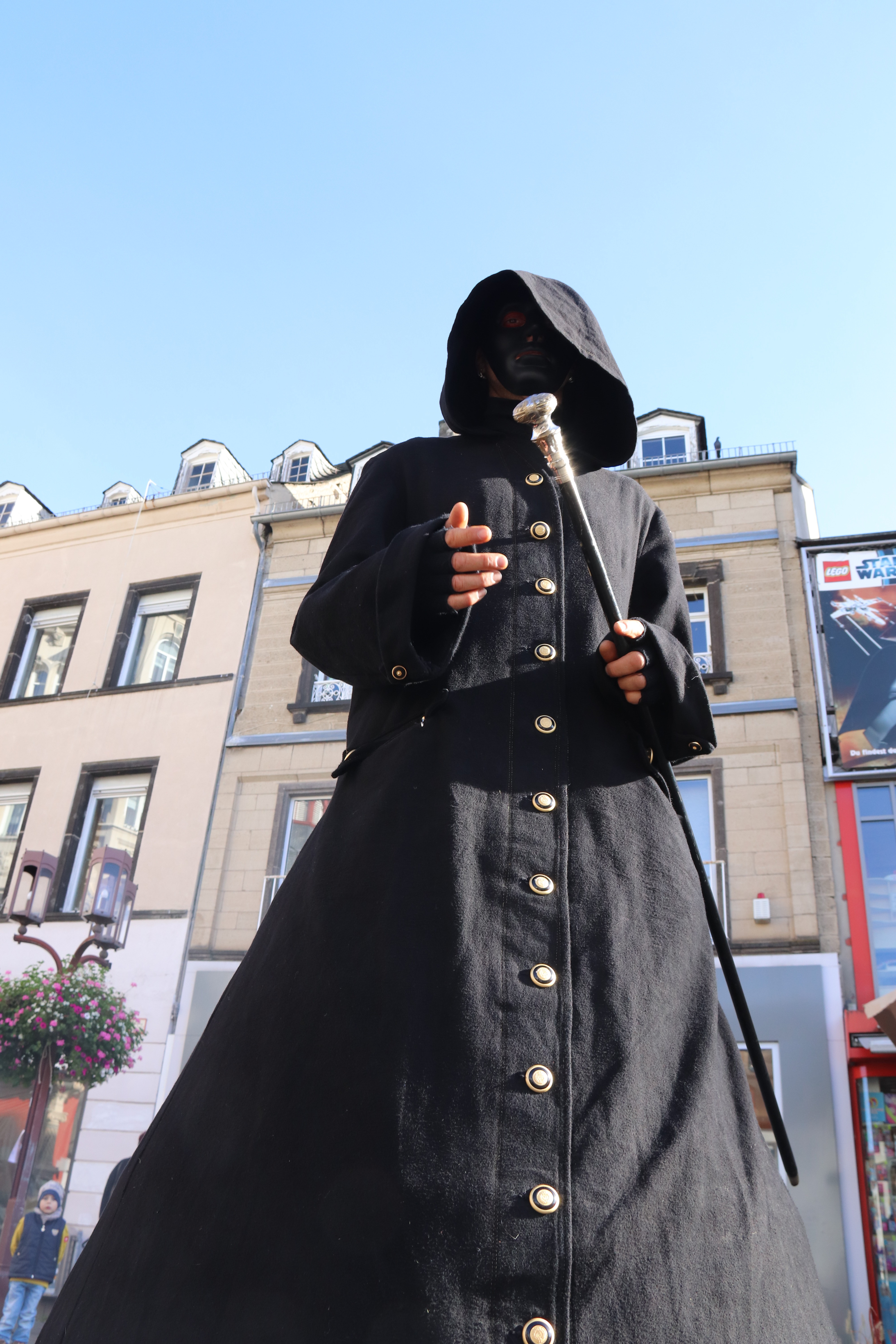 Ein Bild von einer Gruselgestalt in schwarz