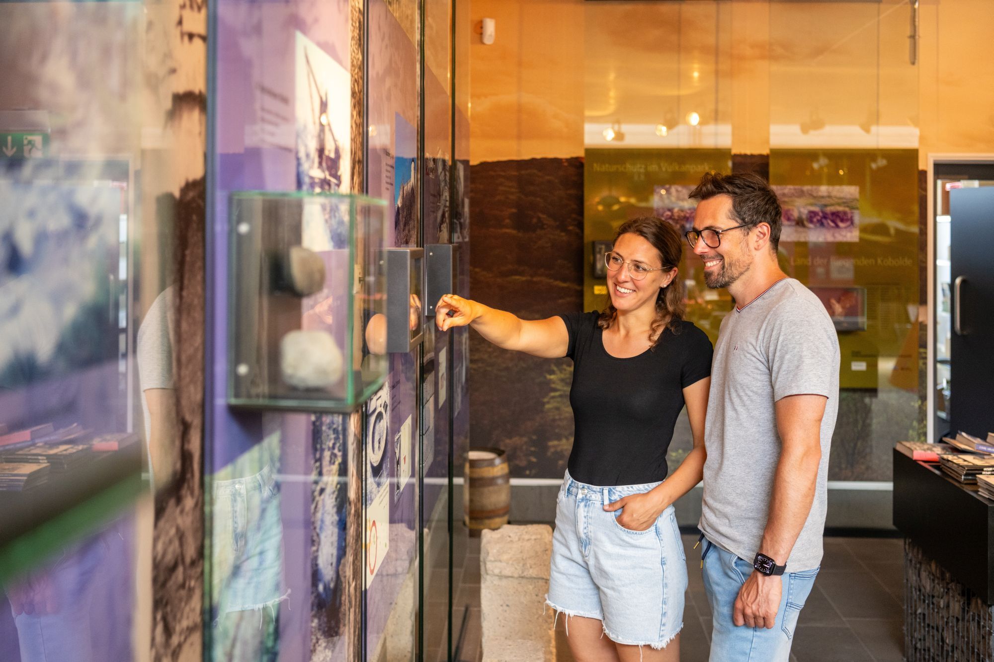 Zwei Personen schauen sich interessiert Ausstellungsstücke an