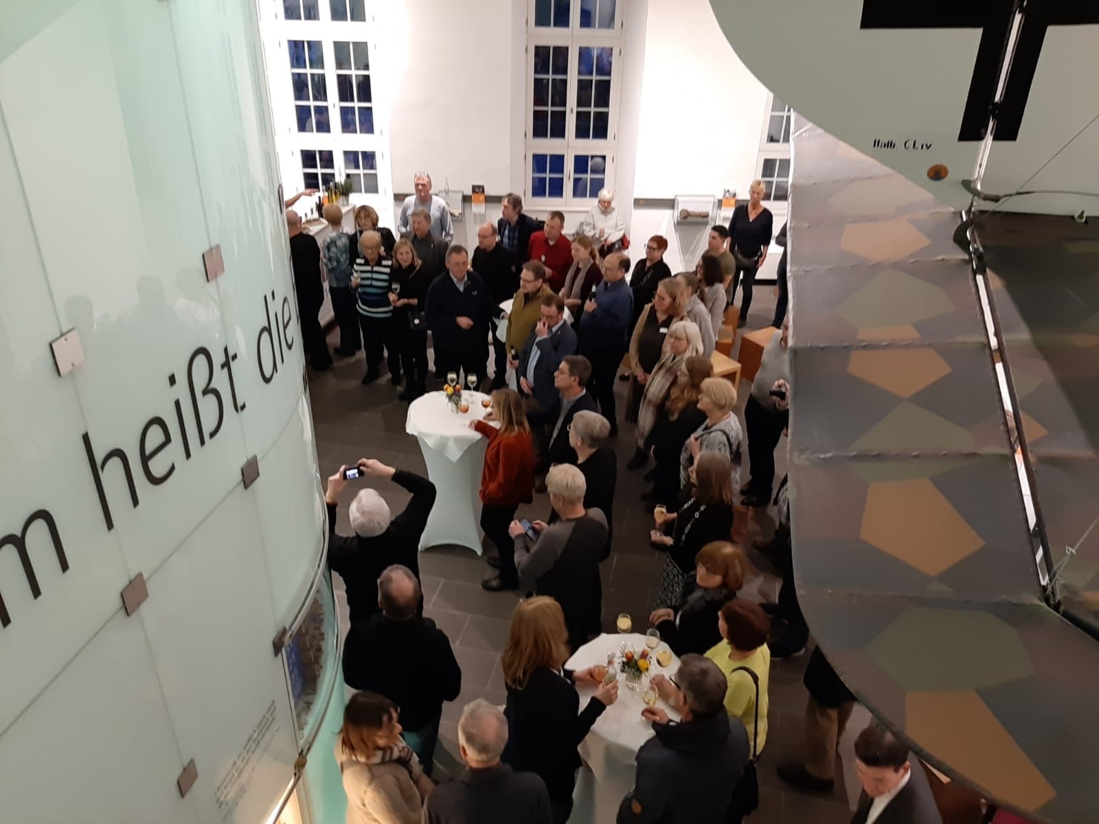 Menschenmenge steht in einer gruppe zusammen und schaut sich etwas an