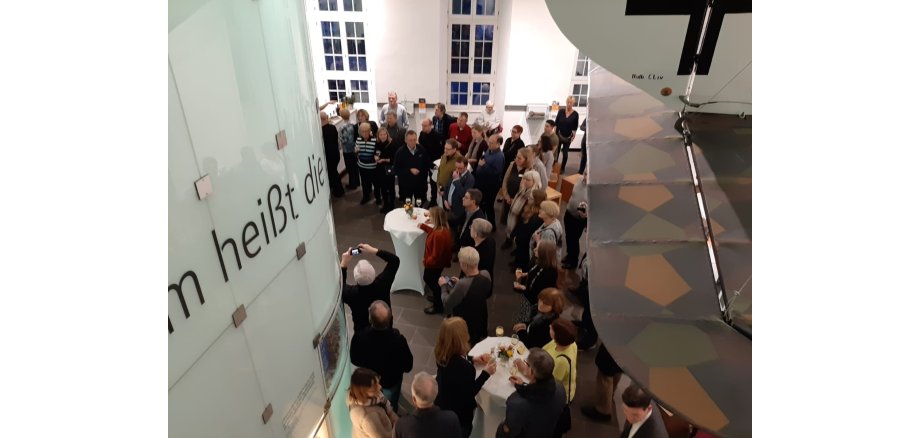 Viele interessierte Besucher beim Format „Museum zum Feierabend“ Menschenmenge steht in einer gruppe zusammen und schaut sich etwas an