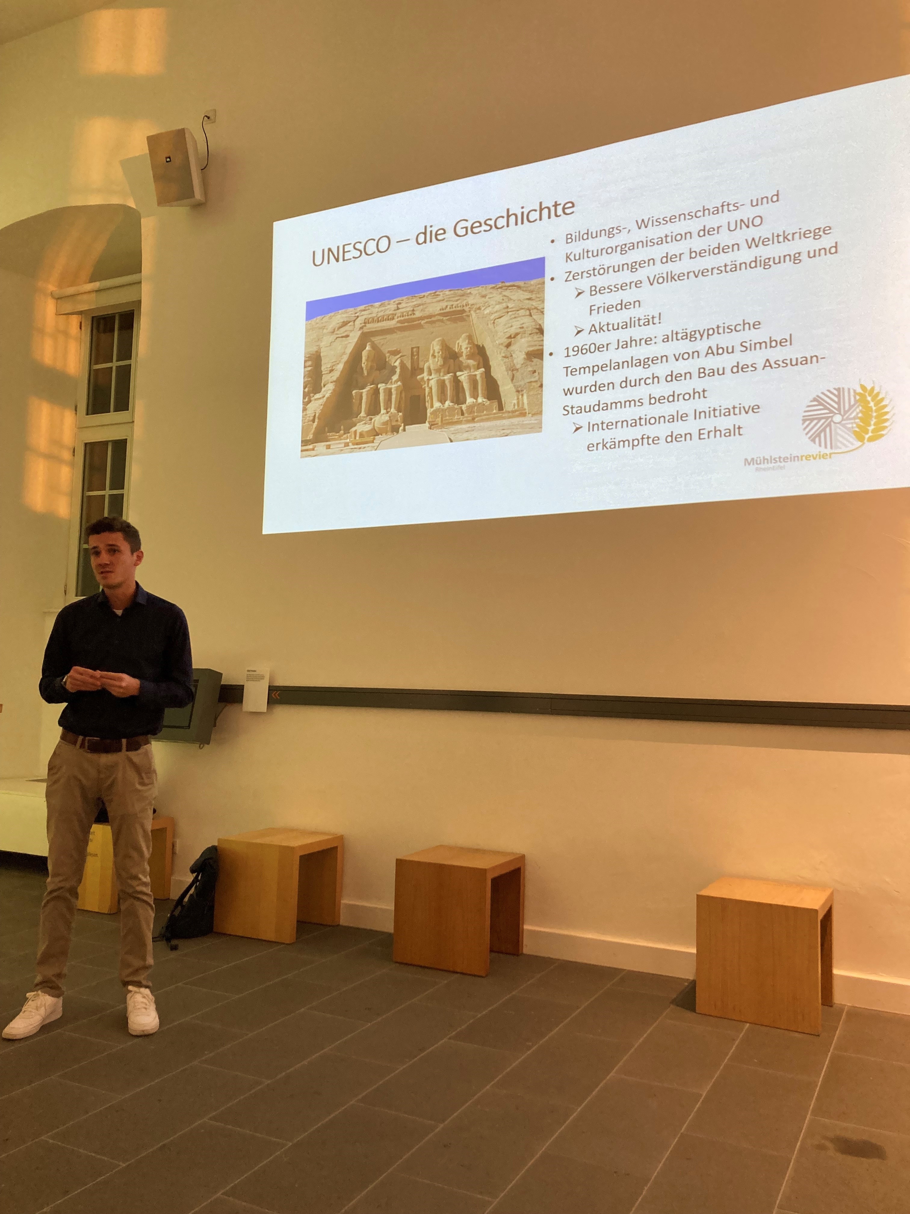 Referent Dr. phil. Nicolas Junglas beim Vortrag vor der Präsentation