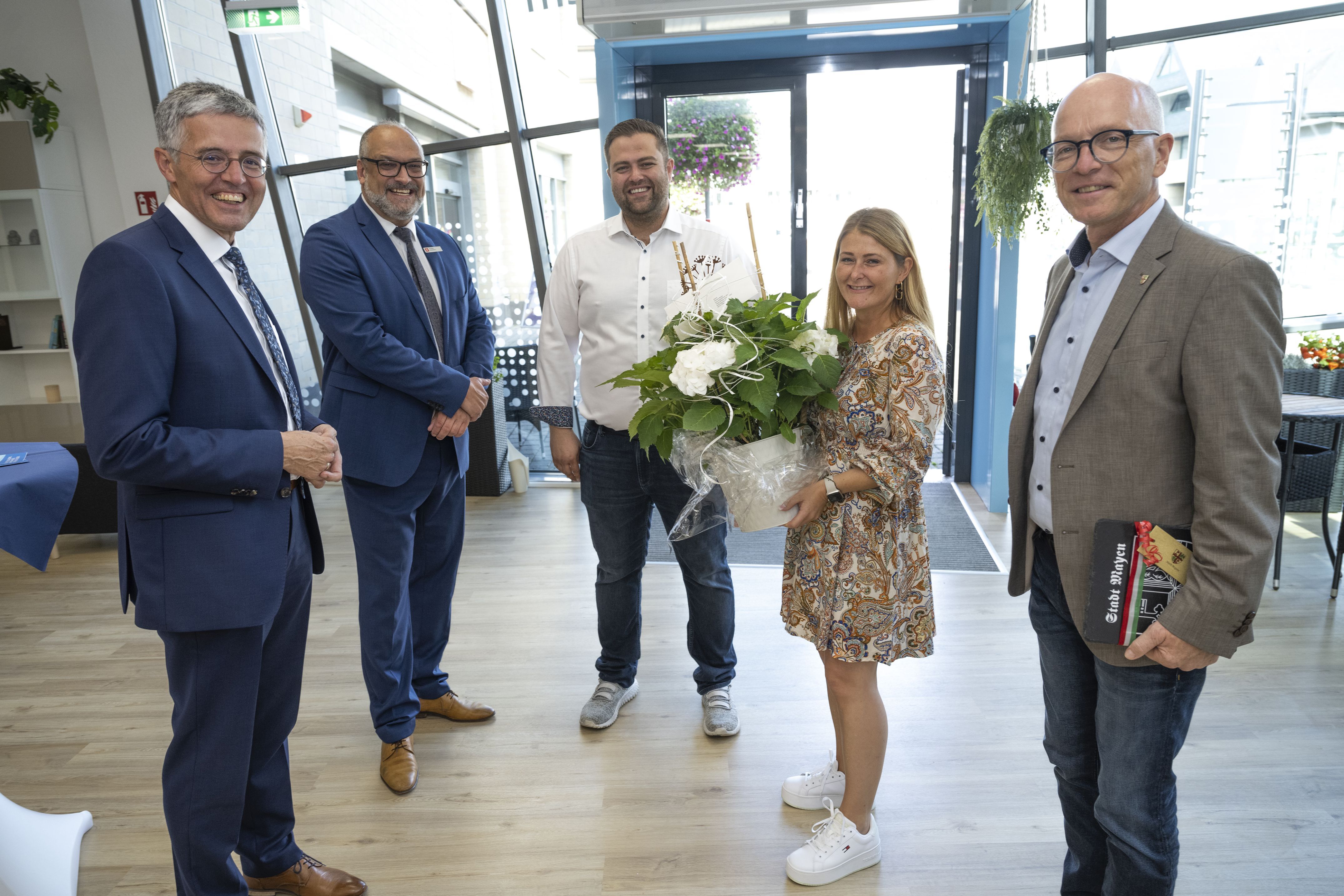 5 Personen bei der Eröffnung der Tagespflege