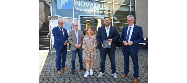 5 Personen bei der Eröffnung der Tagespflege