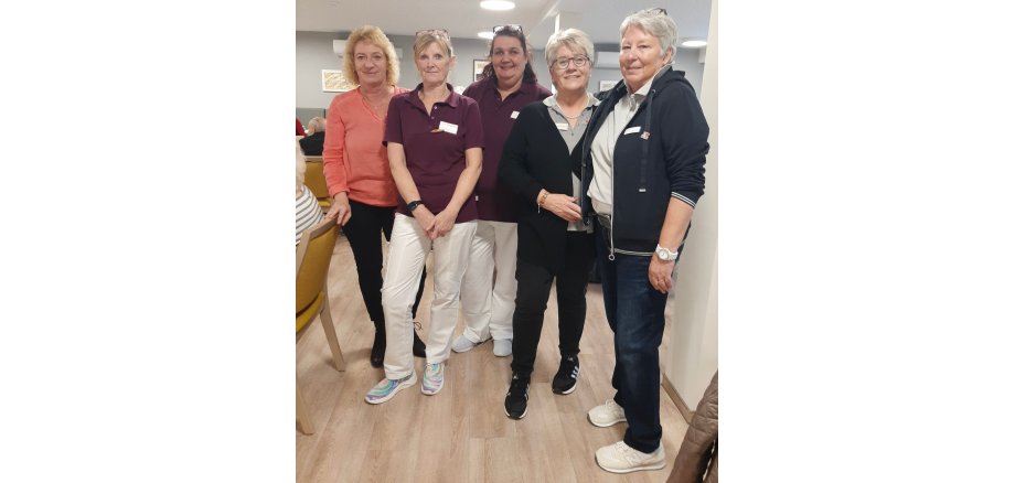 Fünf Frauen stehen im Seniorendomizil