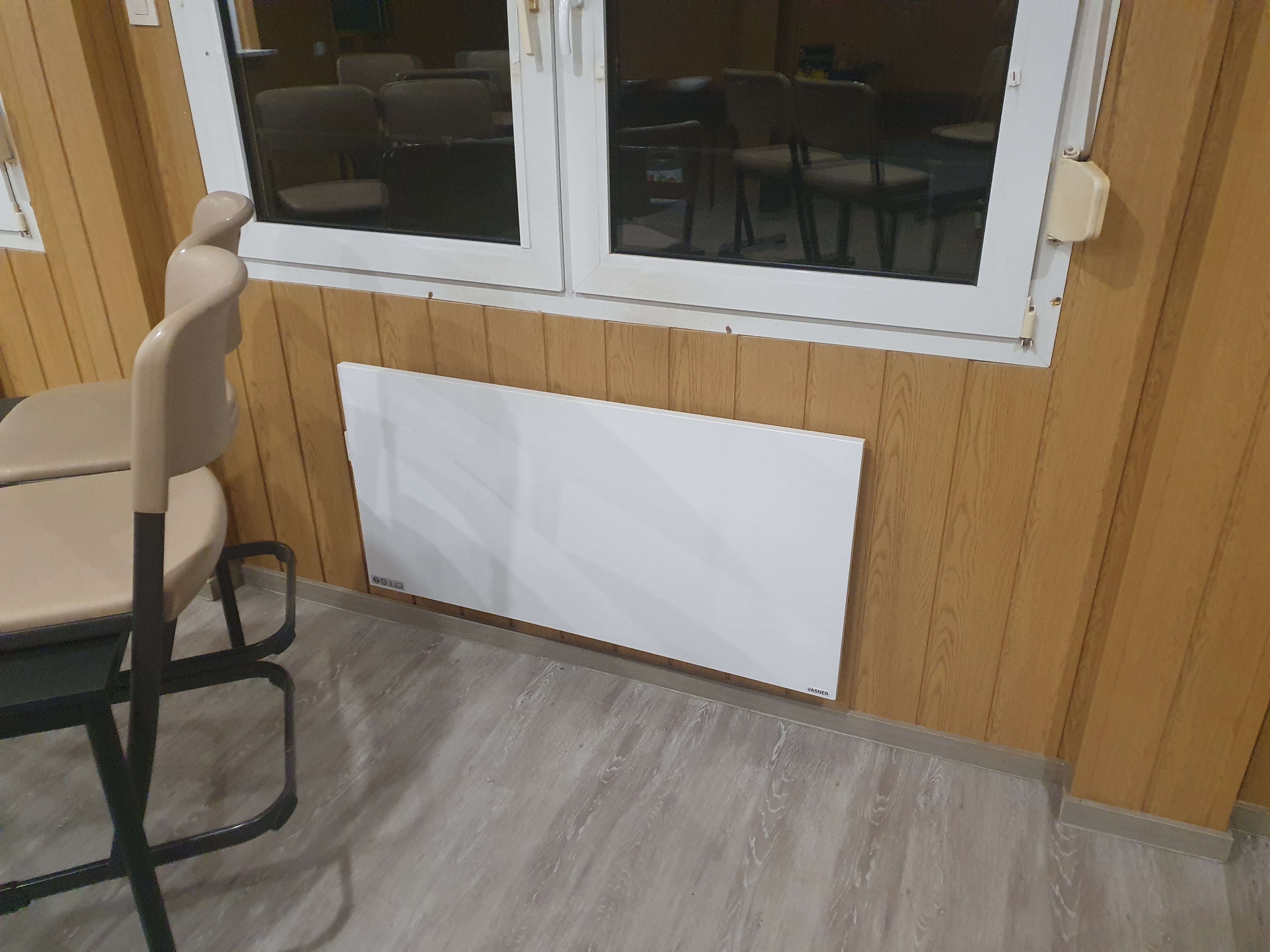 Einer von insgesamt sechs neuen Infrarotheizkörpern im Vereinsheim von Kürrenberg