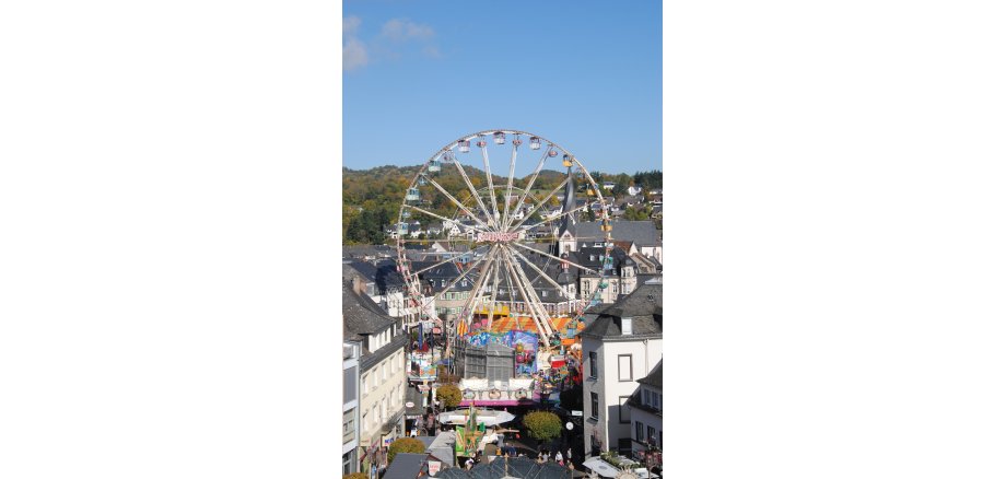 Blick auf das Riesenrad am Marktplatz