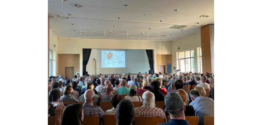 Bei der Einwohnerversammlung erklärte man anhand einer Power Point Präsentation das Bauvorhaben eines Seniorenwohnparks Einwohner*innen von Hausen bei der Versammlung über das Bauvorhaben
