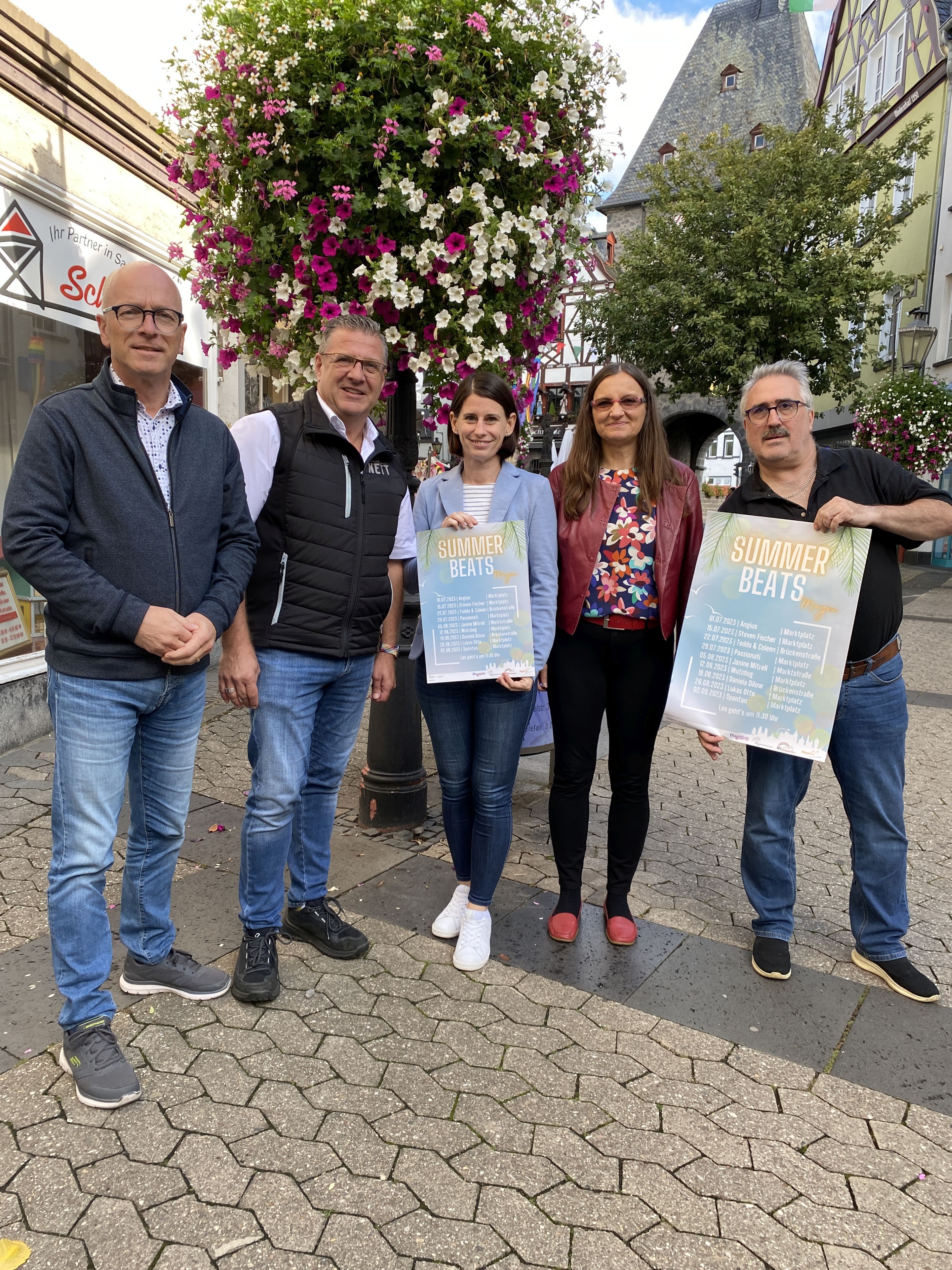 5 Personen mit den Plakaten der Summer Beats