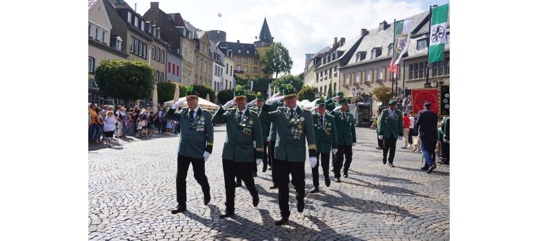 Festumzug und Proklamation der Würdenträger auf dem Marktplatz Viele Schützen beim Festumzug auf dem Marktplatz