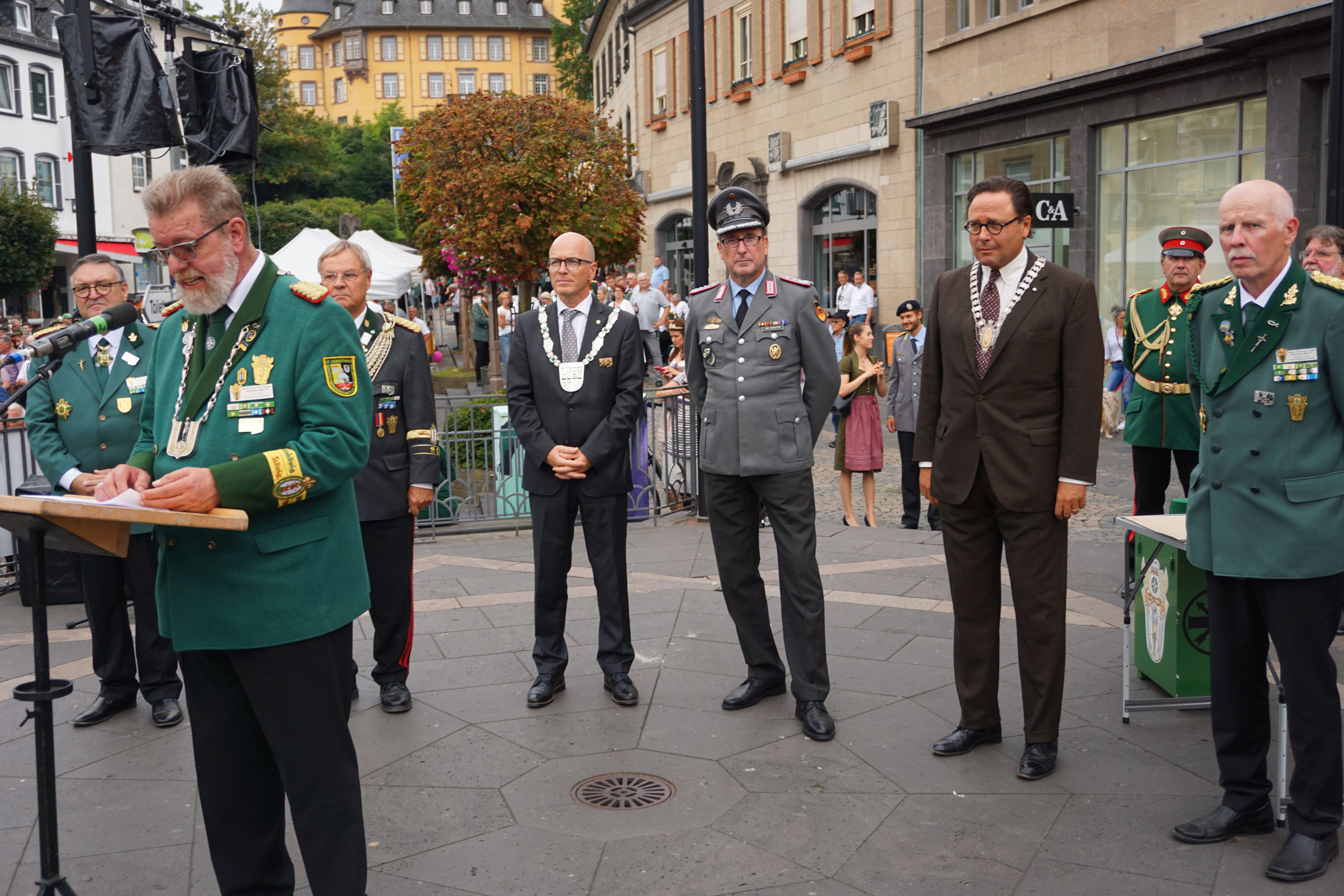Mehrere Menschen auf der Bühne beim Bundesschützenfest