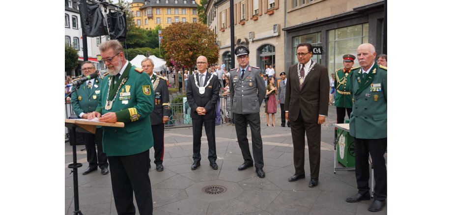 Mehrere Menschen auf der Bühne beim Bundesschützenfest