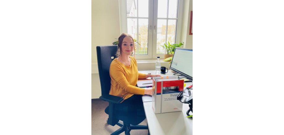 Anne Schomisch an ihrem Arbeitsplatz Eine Frau sitzt an Ihrem Arbeitsplatz - vor Ihr stehen Gesetztestexte