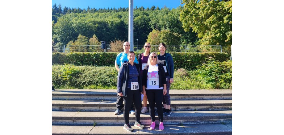 Fünf Personen auf einer Treppe im Nettestadion