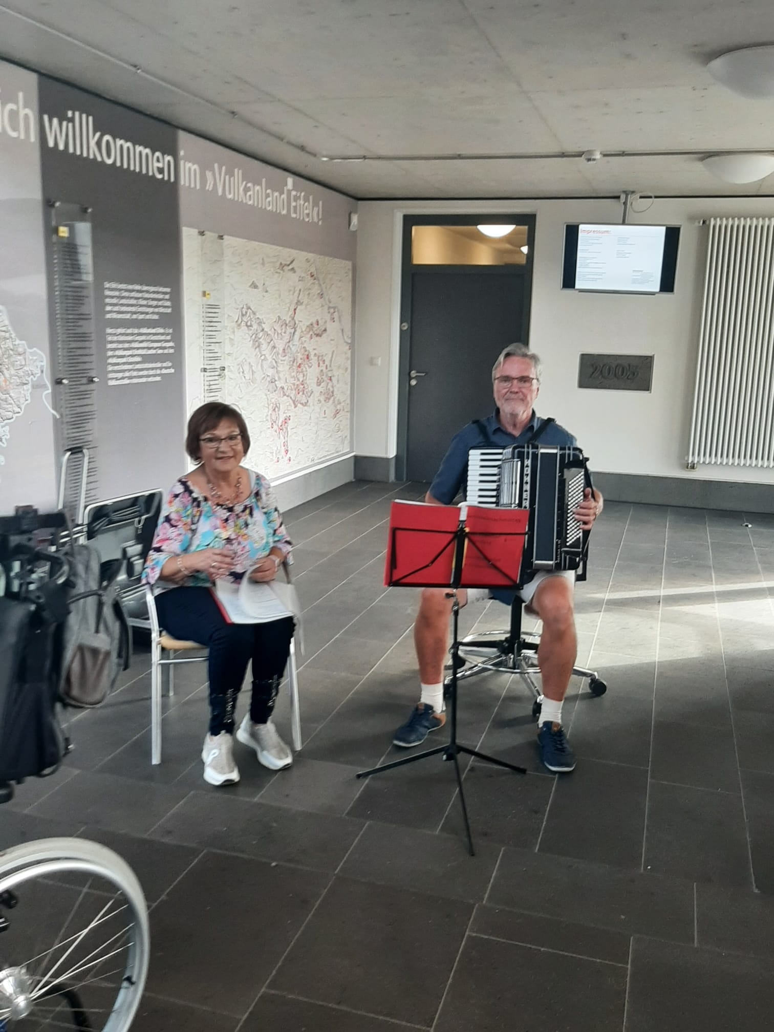 Ein Mann und eine Frau sitzen vor einem Musikständer mit Noten