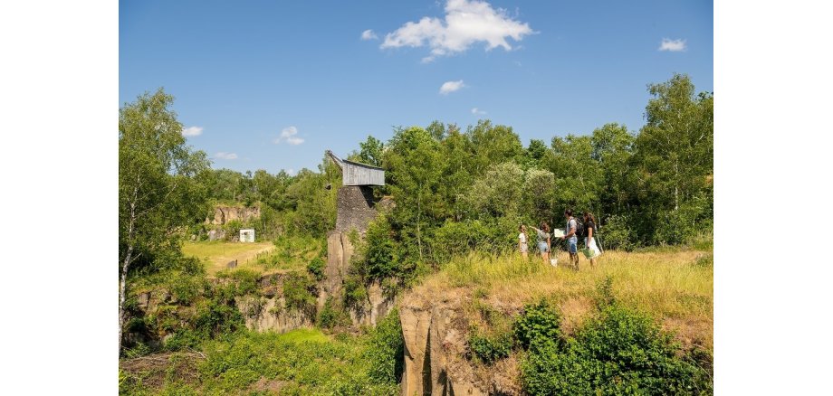 Grünes Panorama im Grubenfeld mit einer Familie