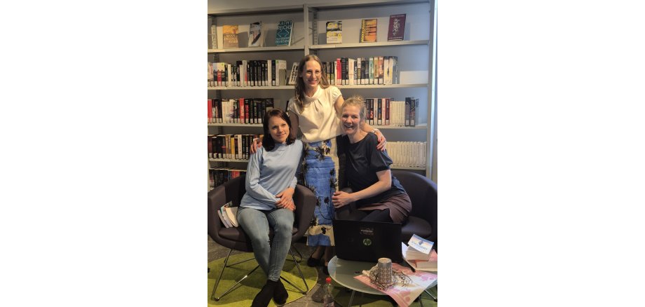 Drei Frauen zusammen in der Buchhandlung