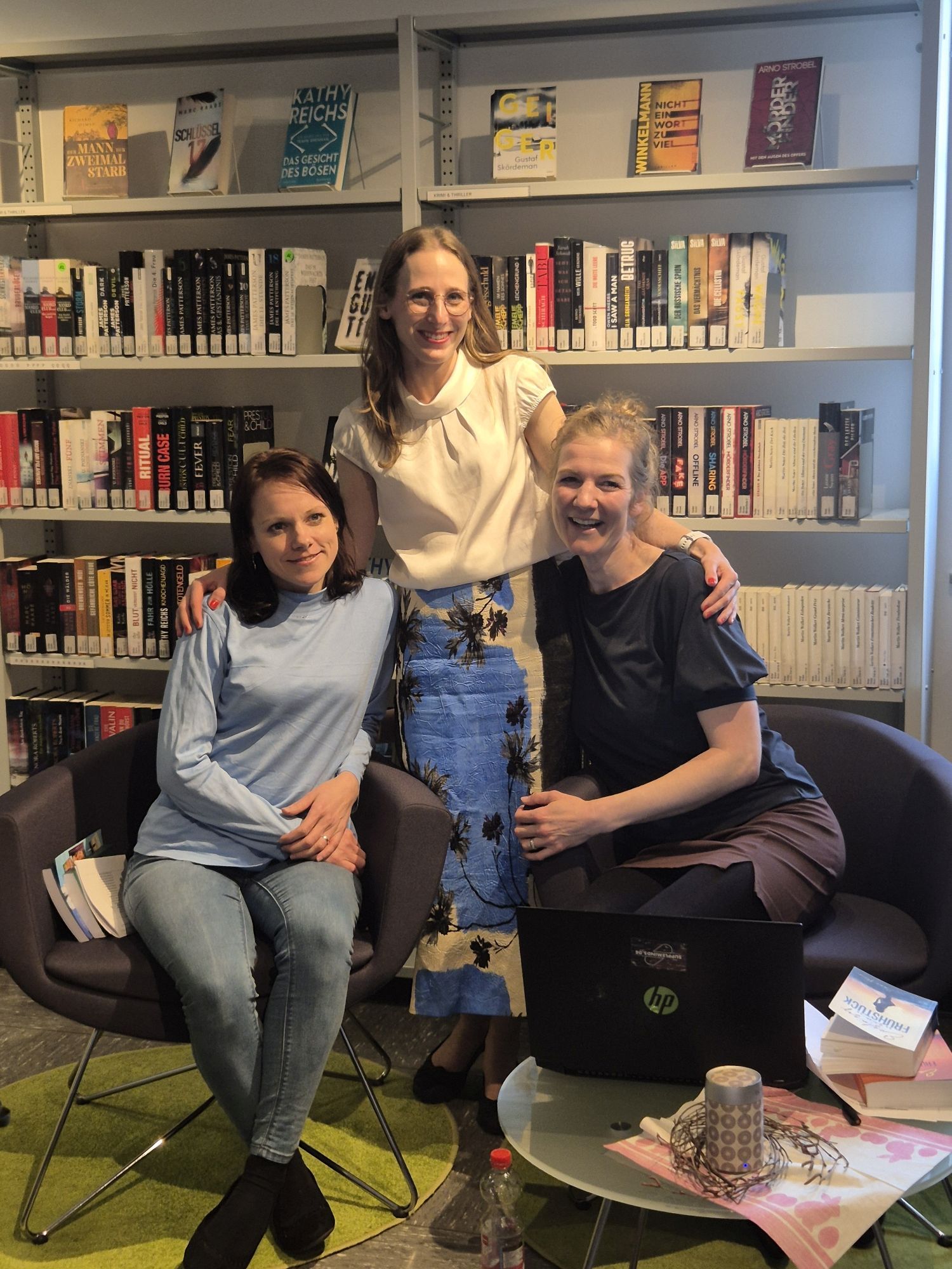 Drei Frauen zusammen in der Buchhandlung