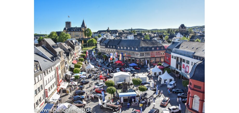 Autoschau auf dem Mayener Marktplatz