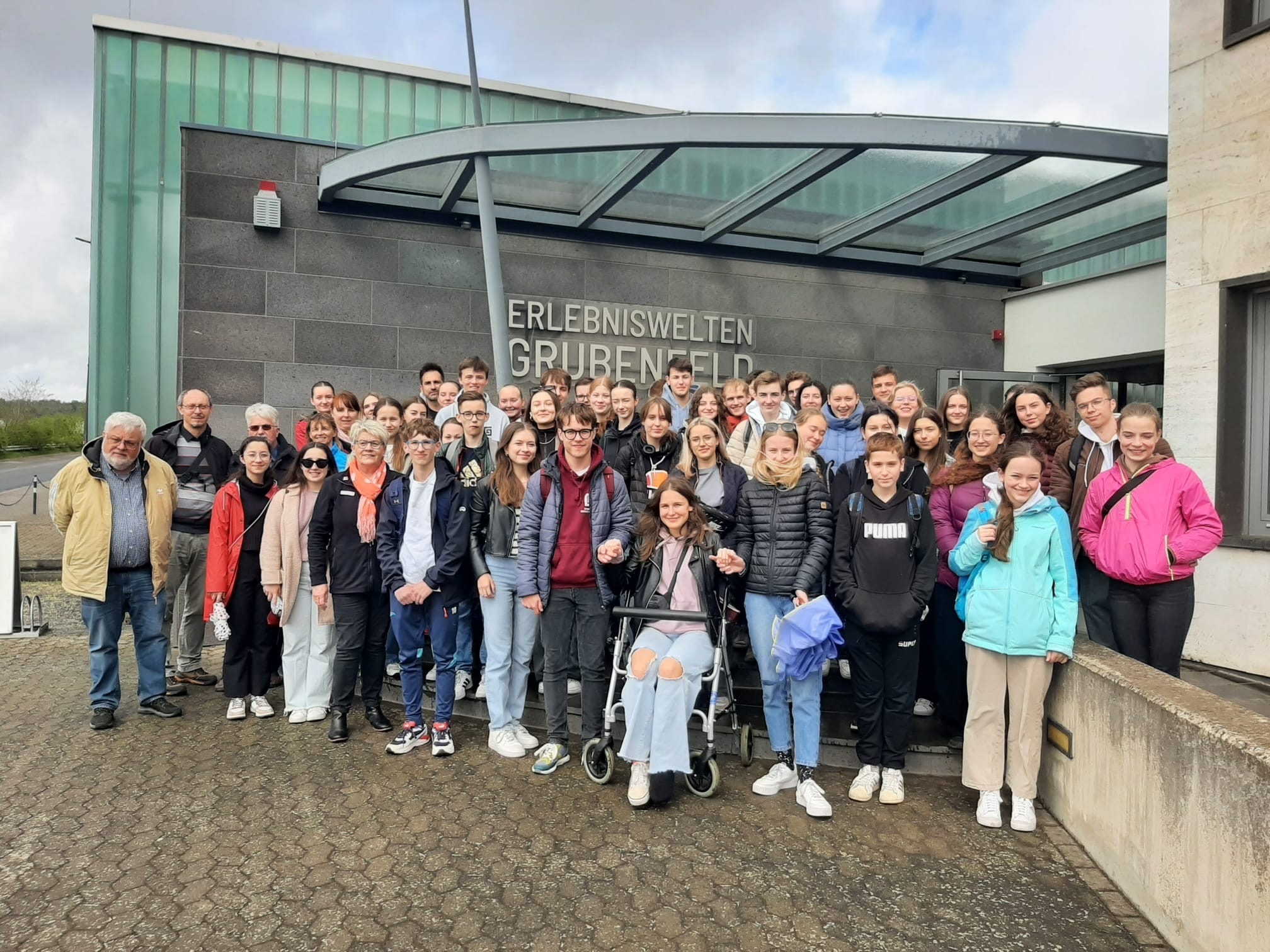 Eine große Gruppe Personen vor den Erlebniswelten