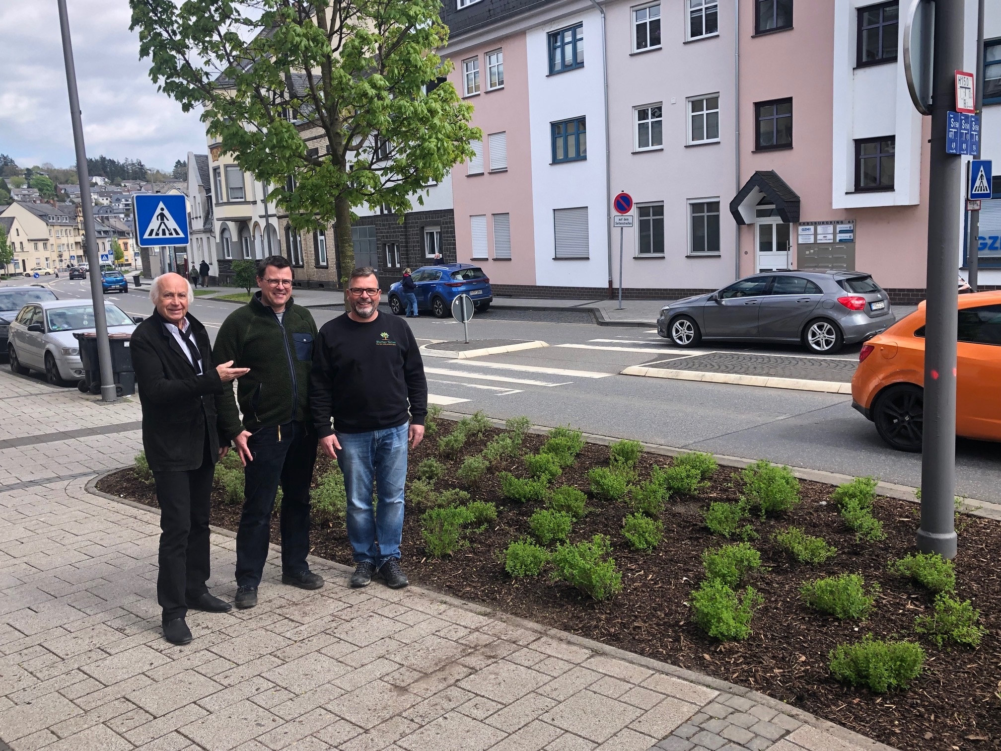 3 Personen von einem Blumenbeet