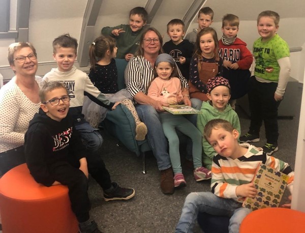 Viele Kinder in der Bücherei