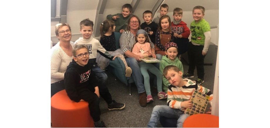 Viele Kinder in der Bücherei