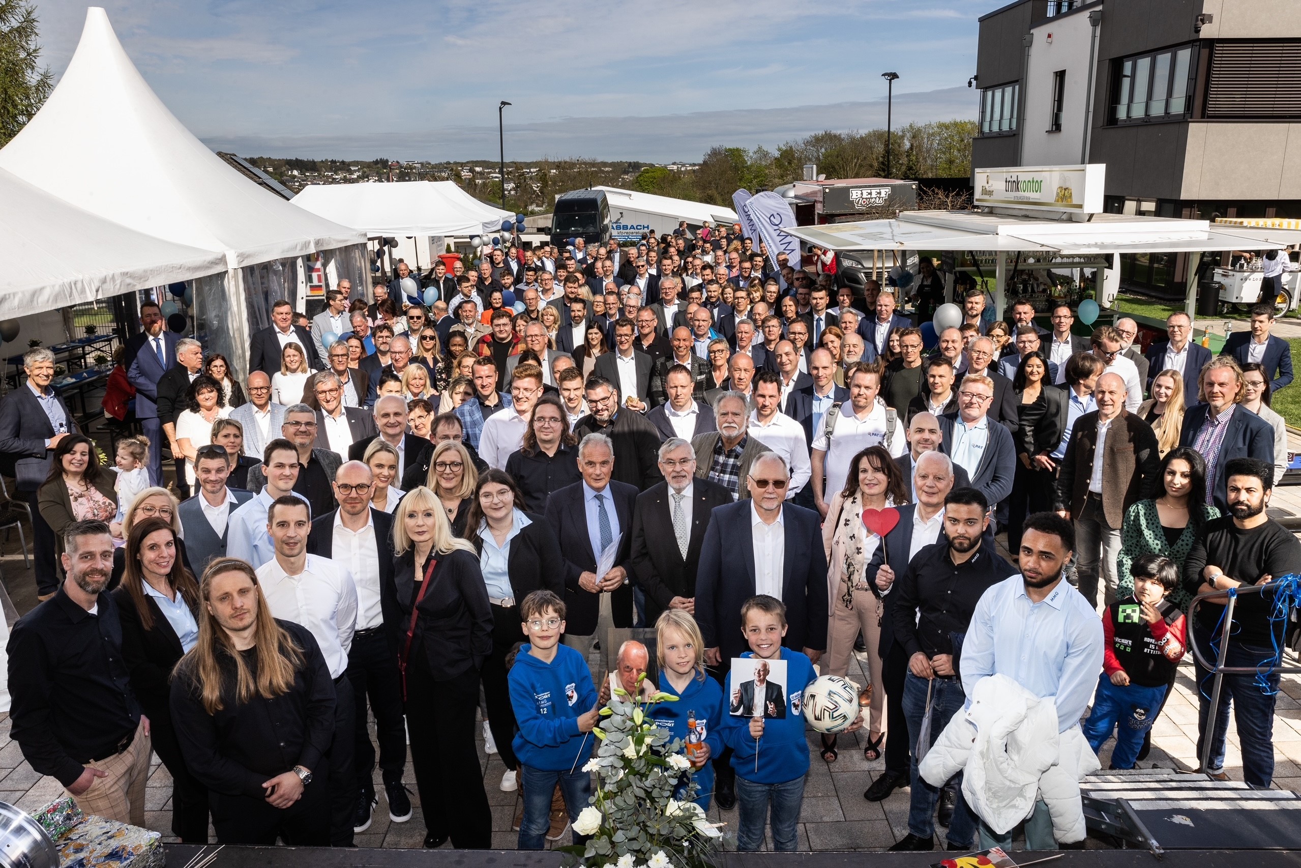 Viele Personen bei der Firmenfeiern