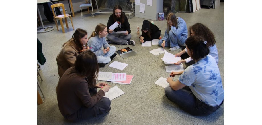 Jugendclubmitglieder arbeiten an den Texten Jugendclub im Mayener Jugendhaus