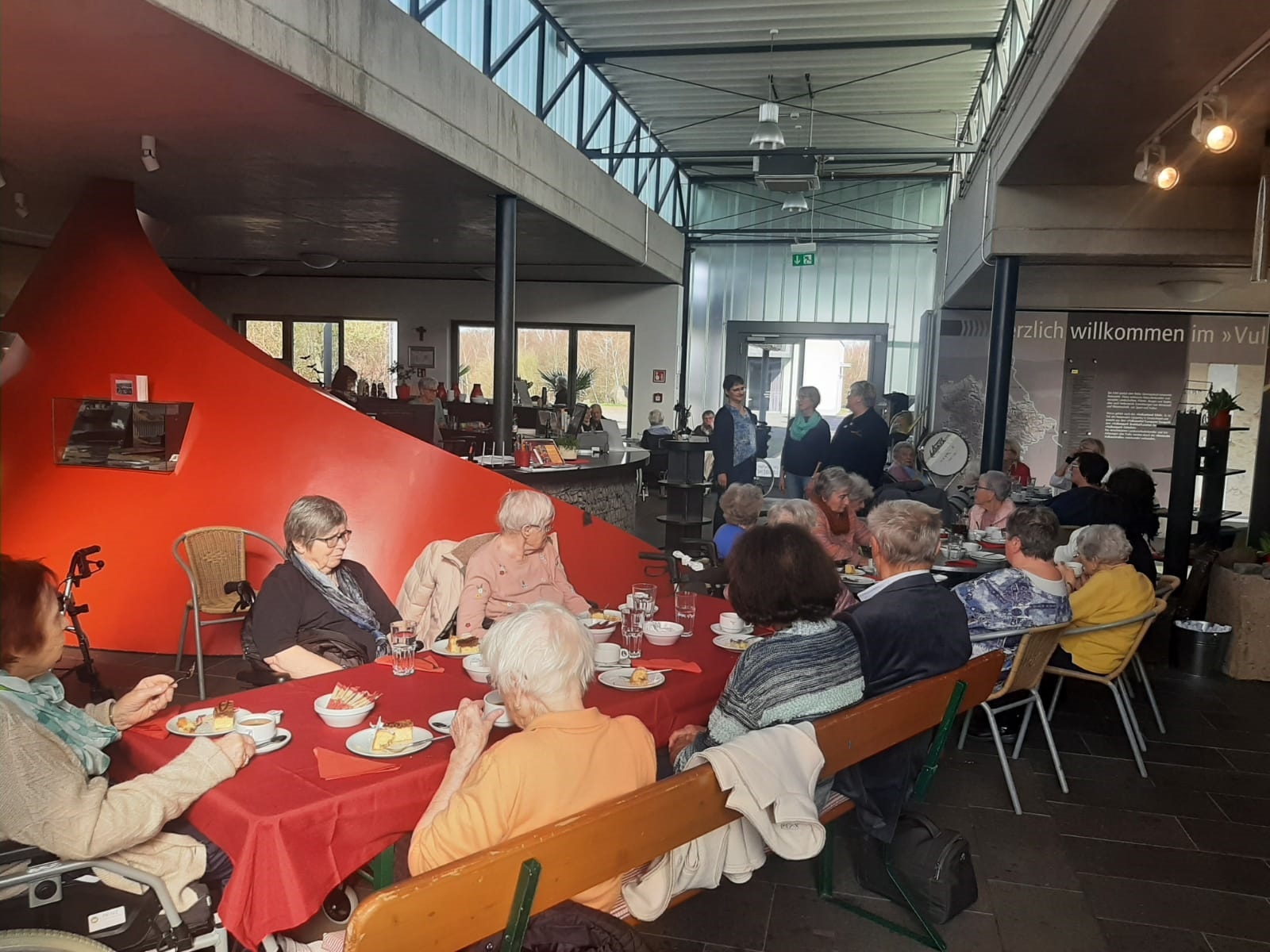 Seniorinnen und Senioren sitzen im Foyer der Erlebniswelten Grubenfeld