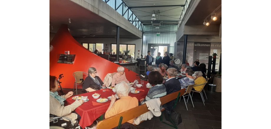 Seniorinnen und Senioren sitzen im Foyer der Erlebniswelten Grubenfeld