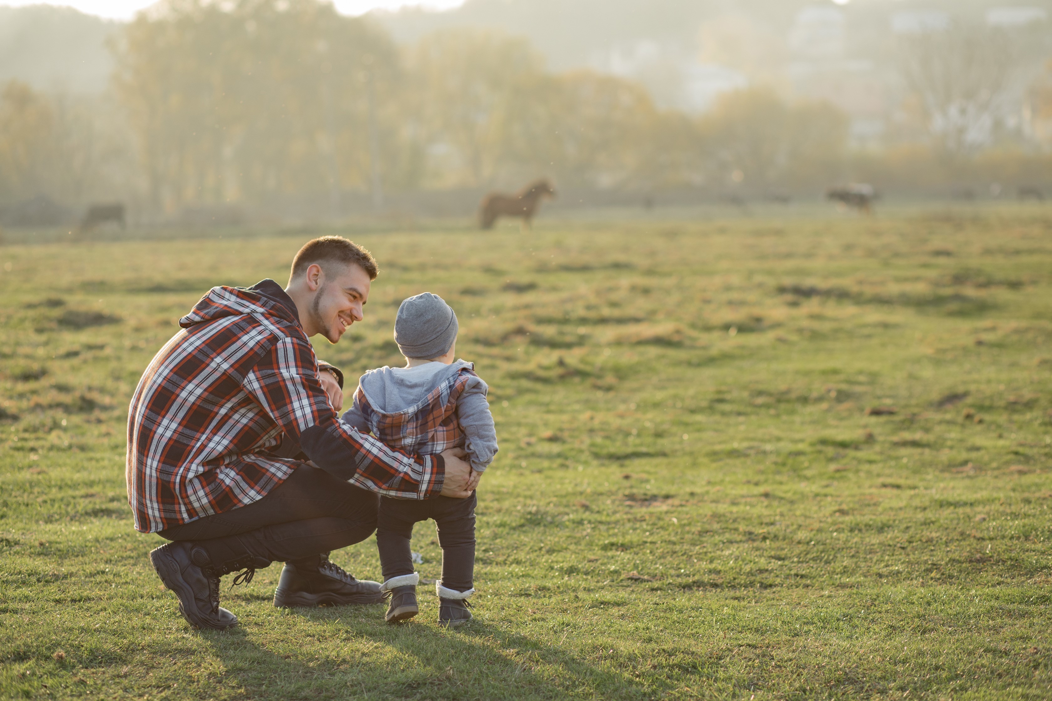 Einladung zum Planungstreffen Vater-Kind Schnitzeljagd Vater und Kind auf einer Wiese