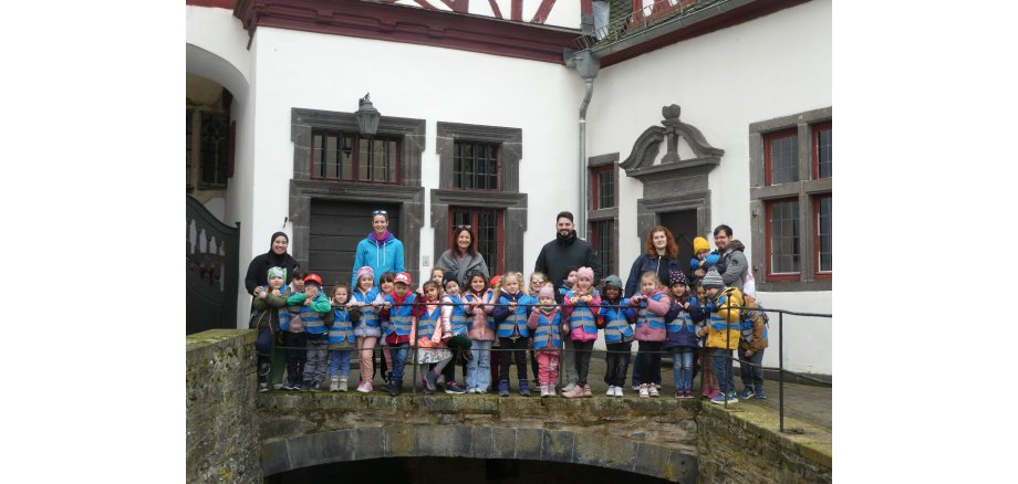 Gruppe von Kindern und Betreuern stehen zu einem Foto zusammen