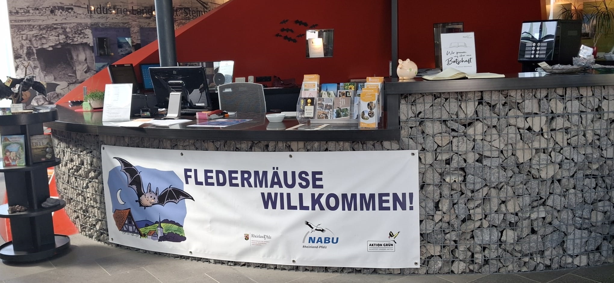 Eingangsbereich der Erlebniswelten Grubenfeld mit einem Banner mit der Aufschrift "Fledermäuse Willkommen"