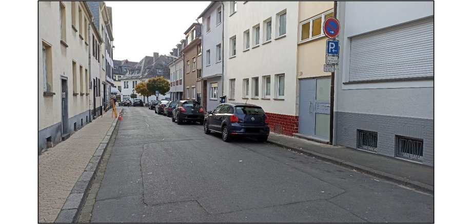 Foto von einer Straße und parkenden Autos am Straßenrand