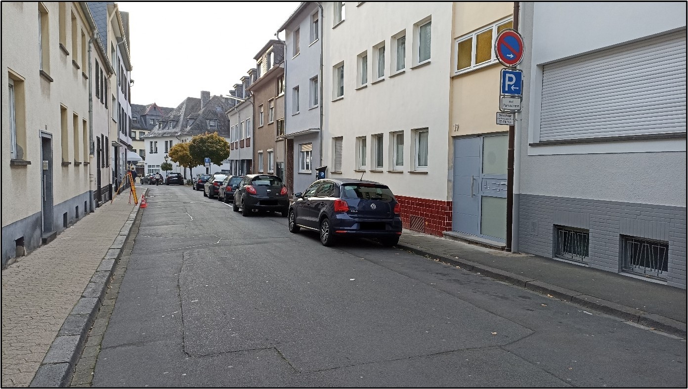 Foto von einer Straße und parkenden Autos am Straßenrand