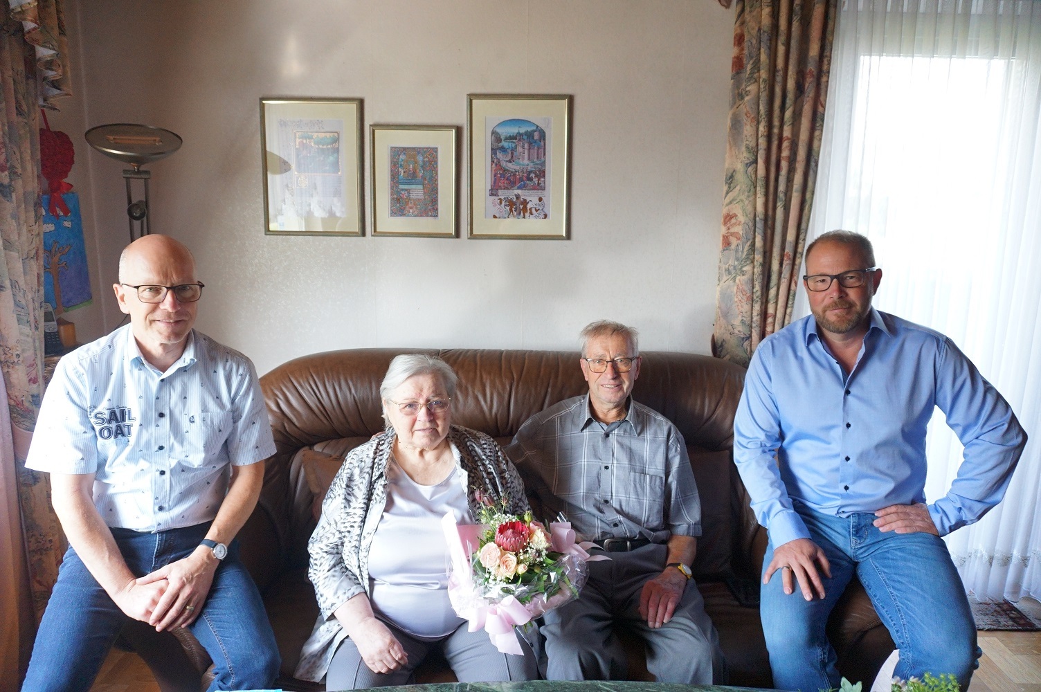 4 Personen sitzen auf einer Couch