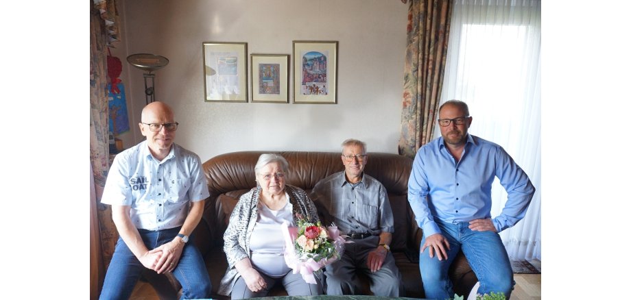 4 Personen sitzen auf einer Couch