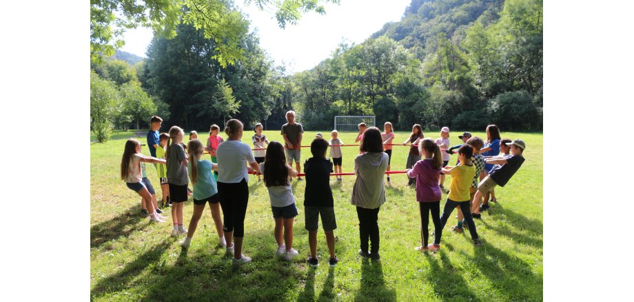 Viele Kinder im Kreis bei einem Spiel