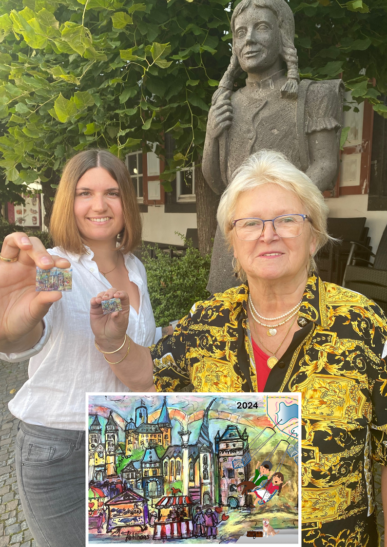 2 Frauen halten einen Pin in der Hand - dieser ist nochmal vergrößert abgebildet