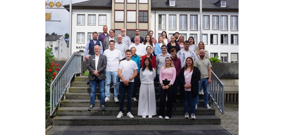 Mehrere Personen stehen auf der Treppe vor dem Mayener Rathaus