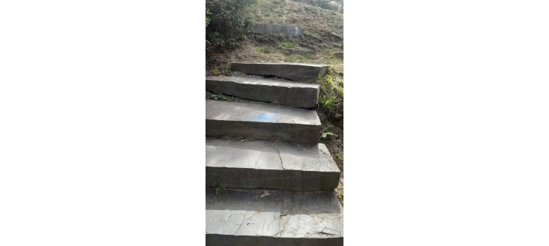 Treppe mit Graffiti besprüht