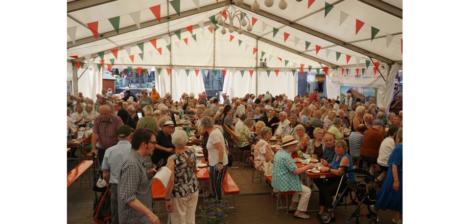 Ein Festzelt voller Menschen