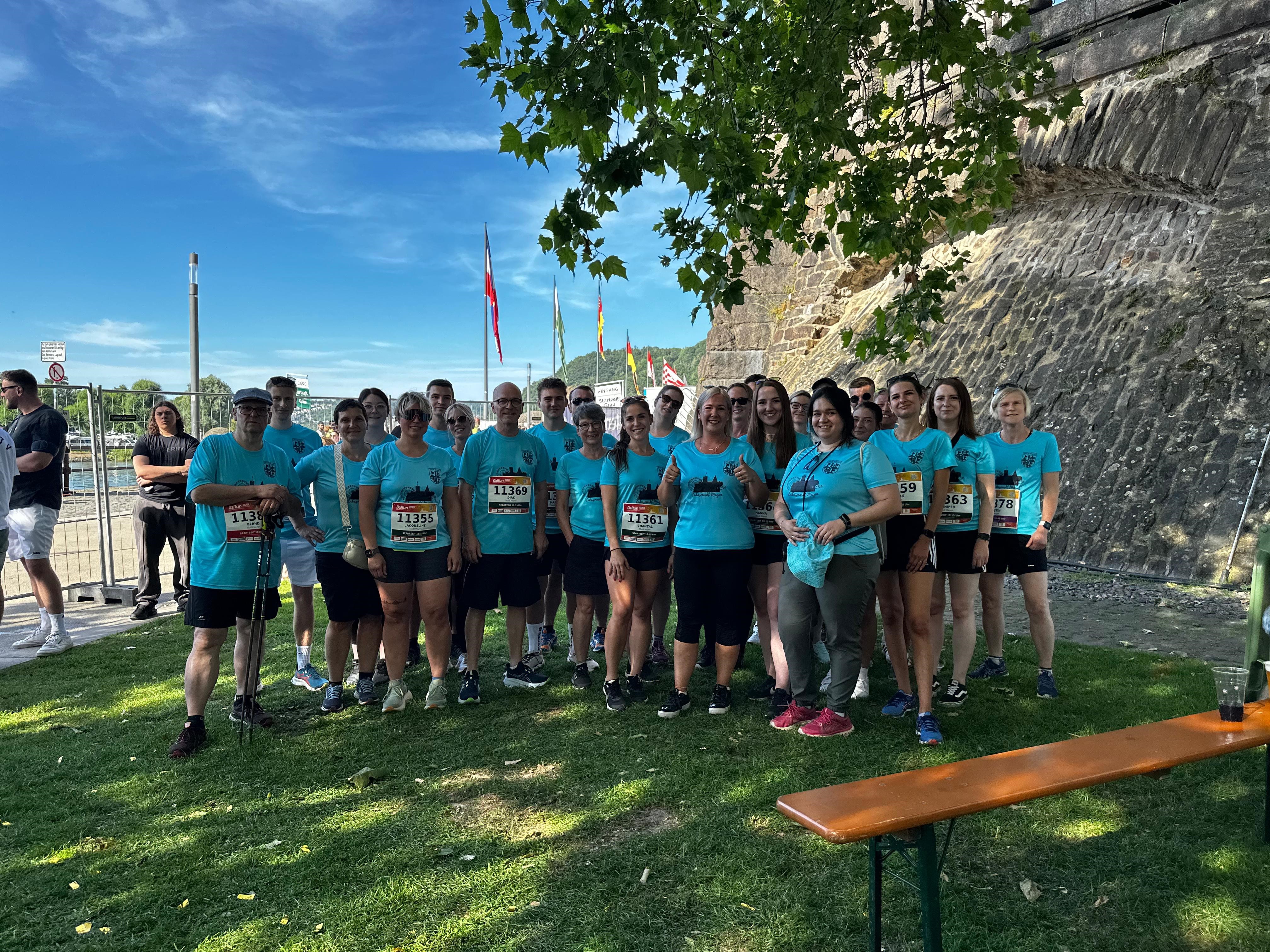 Eine gruppe von Menschen steht in blauen Trikots zusammen