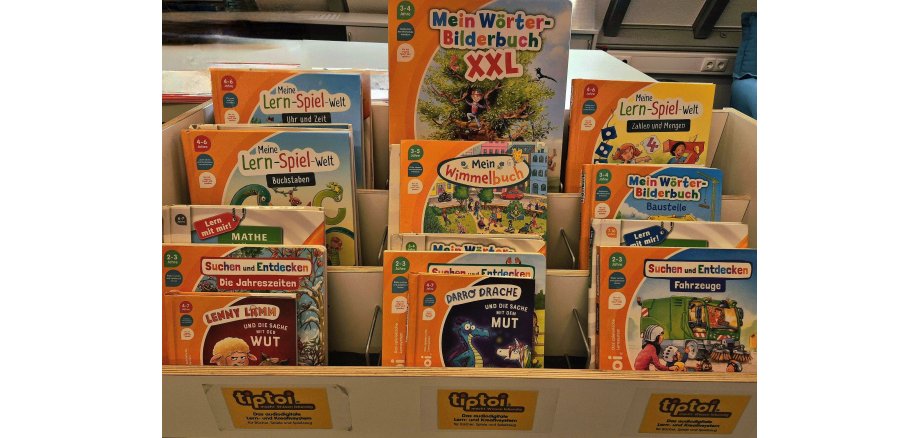 Ein Regal voll mit verschiedenen Lernsystemen