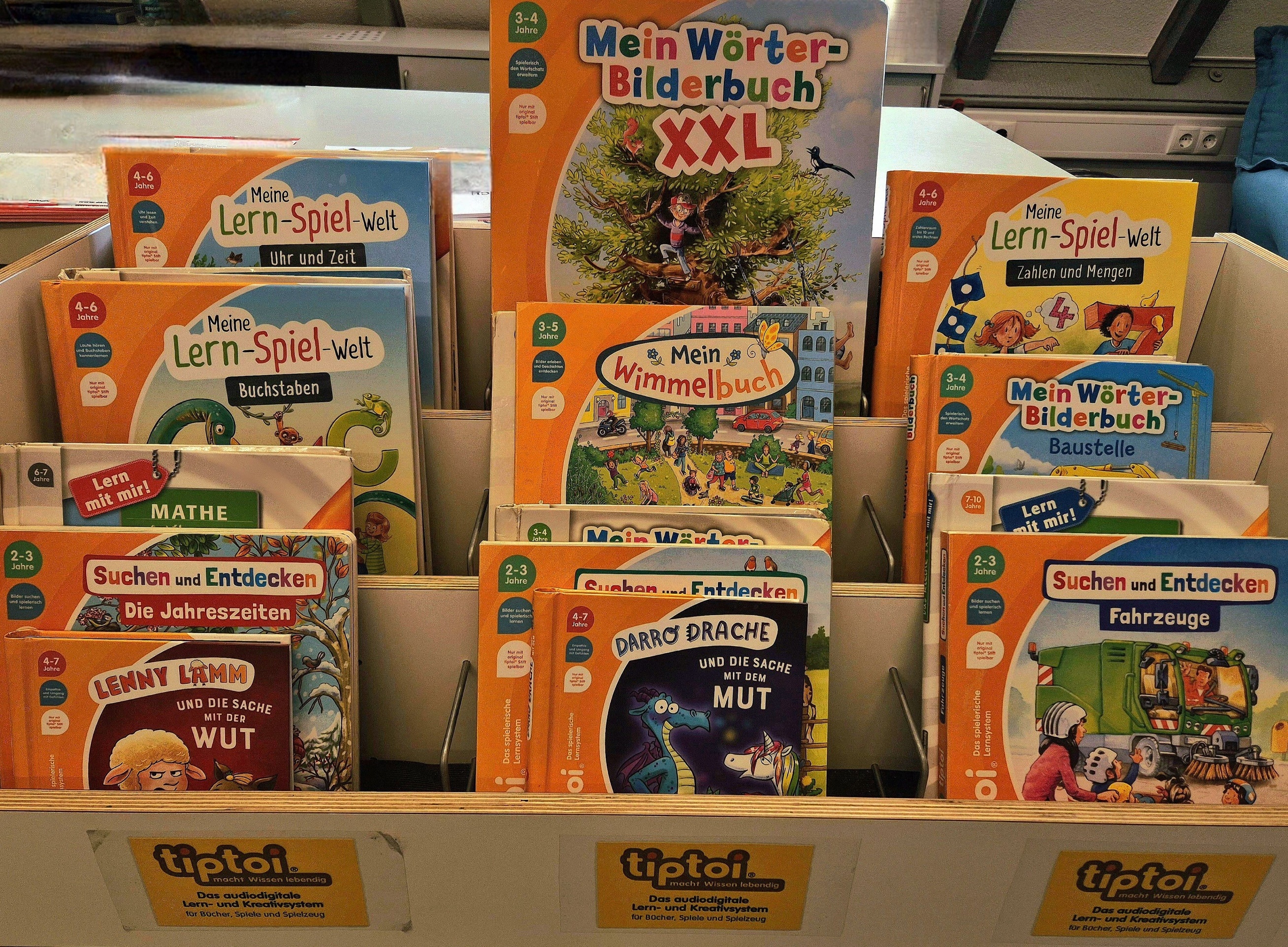 Ein Regal voll mit verschiedenen Lernsystemen