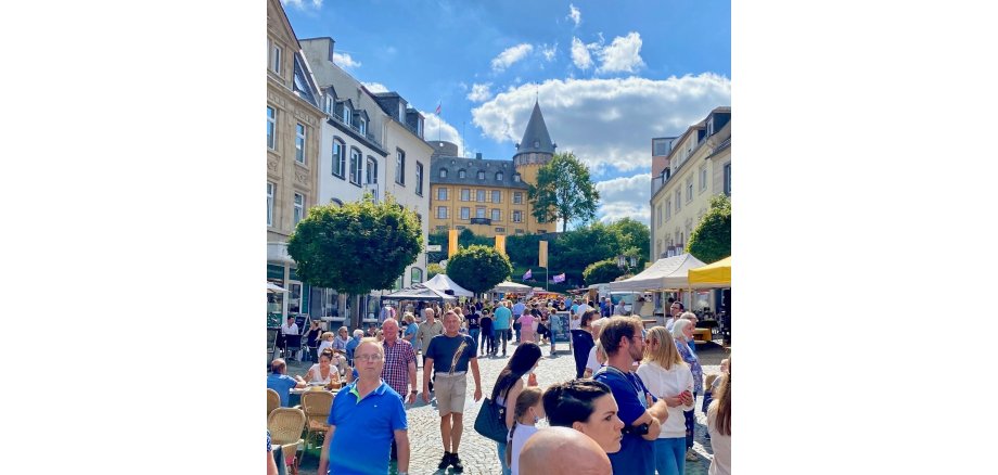 Ein voller Marktplatz - im Hintergrund die Burg