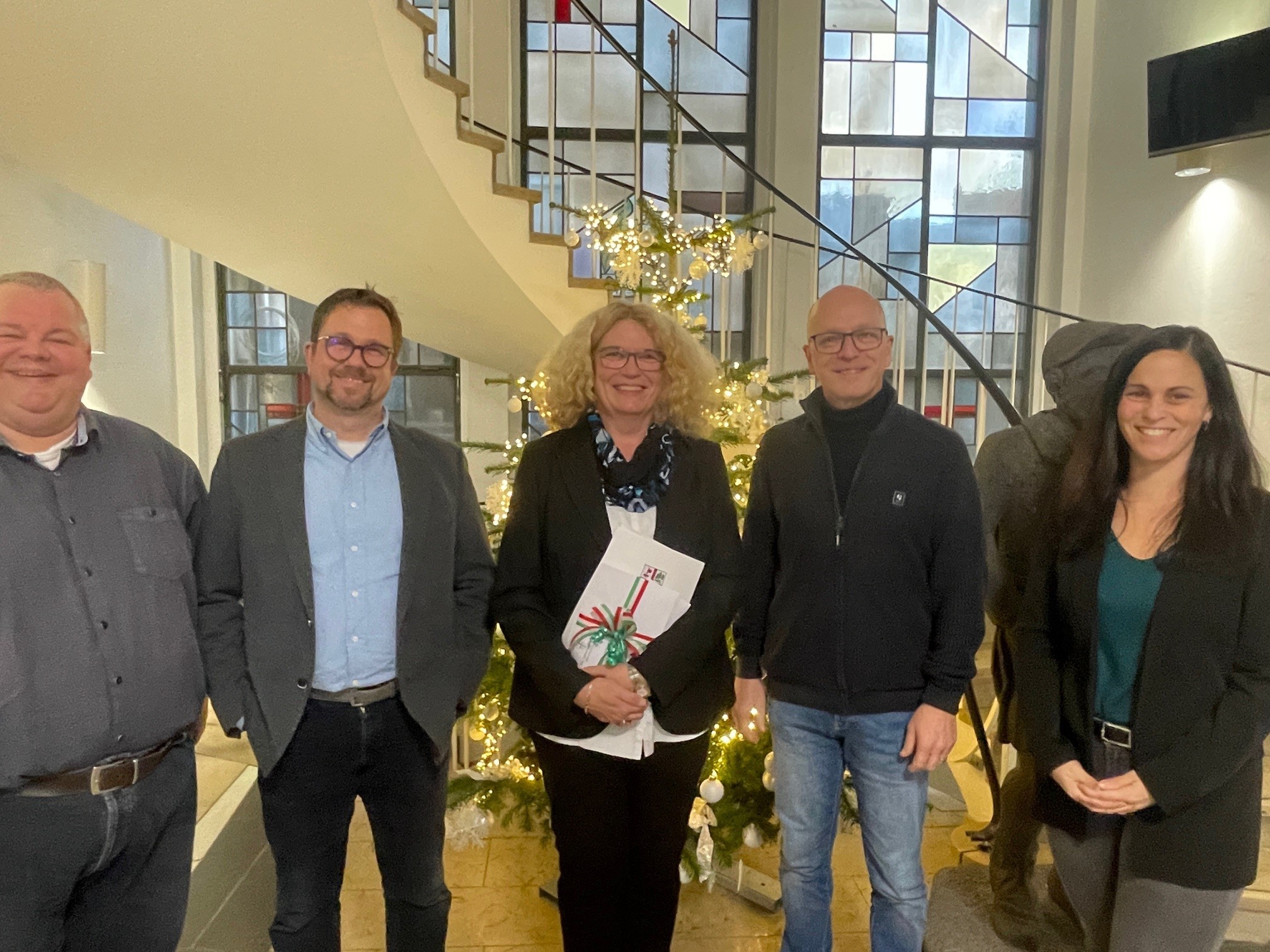 5 Personen im Rathaus bei der Verabschiedung