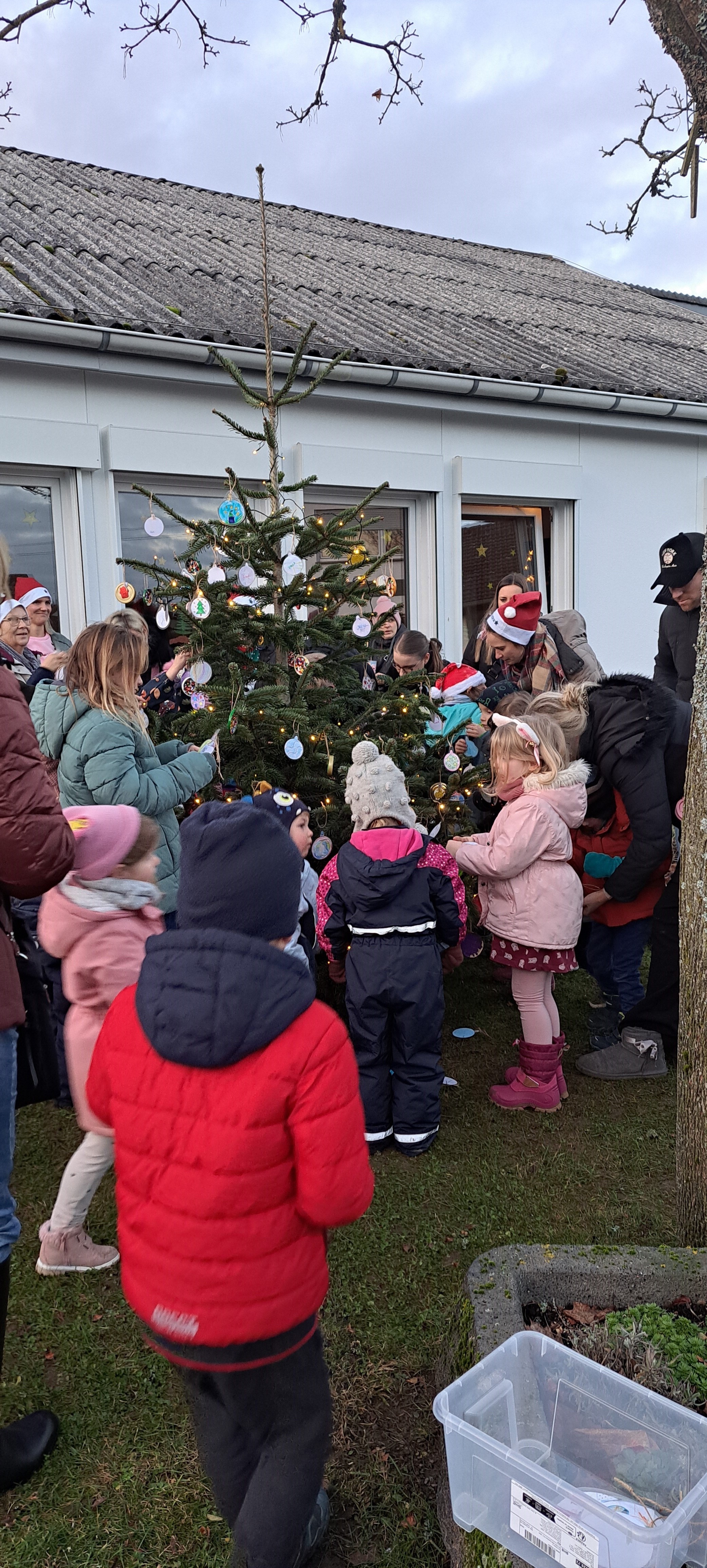 Die Kita-Kinder schmücken den Tannenbaum