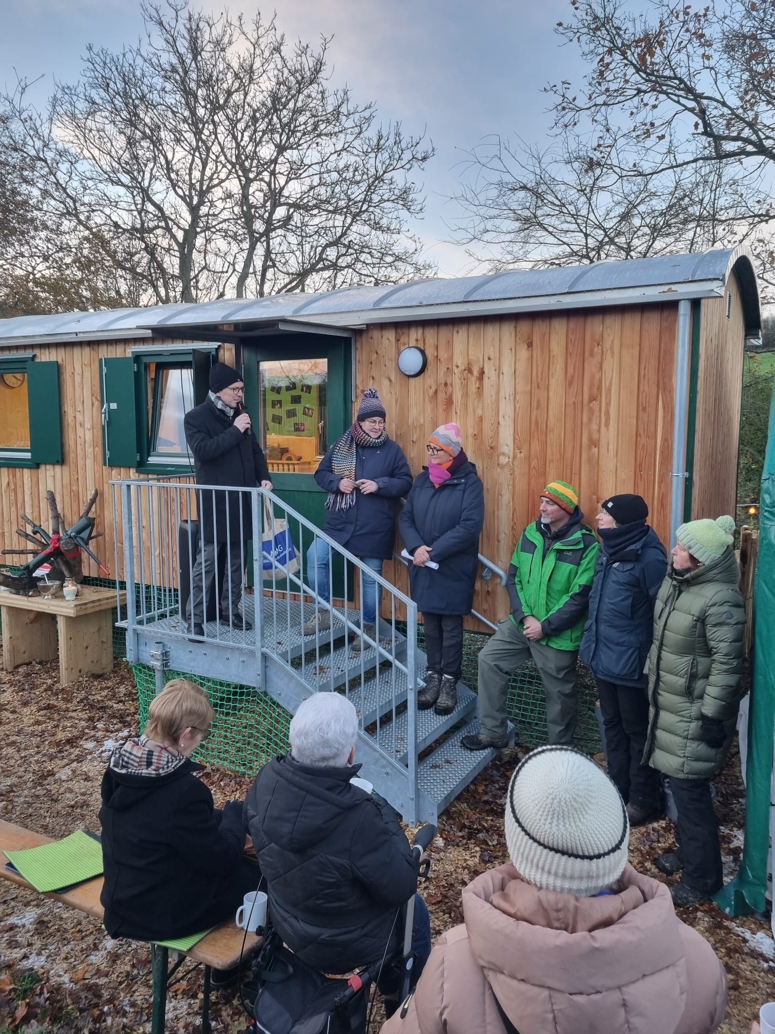 Menschen versammeln sich zur Eröffnung vor der neuen Waldkita