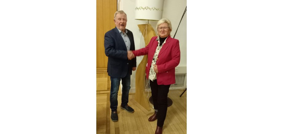 Die stellvertretende Vorsitzende des Seniorenbeirates und der Vorsitzende des Seniorenbeirates geben sich die Hand